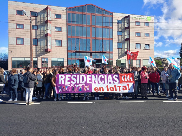 Trabajadoras de residencias protestan ante DomusVi en Outeiro de Rei contra la precariedad