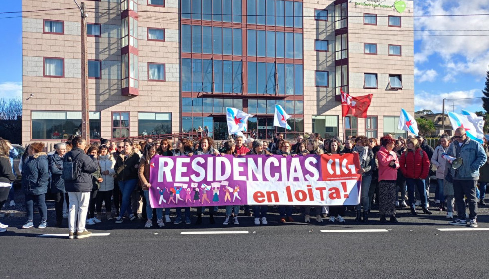 Protesta ante la residencia de Domus Vi en Outeiro de Rei