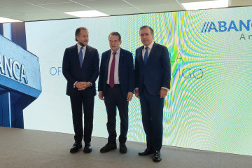 El presidente de Abanca, Juan Carlos Escotet; el alcalde de Vigo, Abel Caballero; y el consejero delegado de Abanca, Francisco Botas, en la inauguración de las nuevas instalaciones de la oficiuna pri