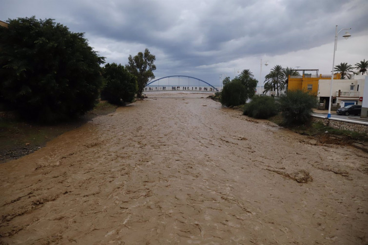 La AEMET rebaja el nivel de alerta de rojo a naranja en Málaga y Valencia, donde la DANA sobrevoló la zona cero