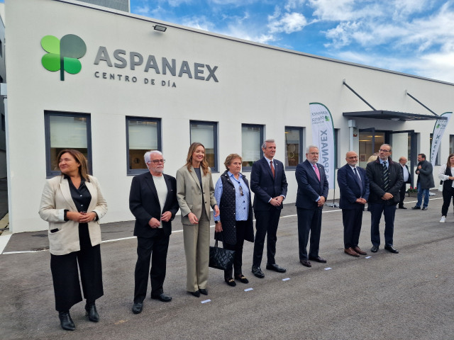 El presidente de la Xunta, Alfonso Rueda, entre otras autoridades, en la inauguración de la nueva residencia de Aspanaex en Vigo.