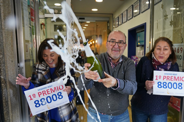 Archivo - Empleados de la administración situada en Rua de Hórreo, 27, loterías 'Venecia', celebran que han vendido parte del número 88008 correspondiente al ‘Primer Premio’ del Sorteo Extraordinario de la Lotería de Navidad, a 22 de diciembre de 2023, en