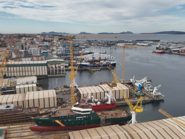 El Mando de Fronteras y Policía Marítima de la Guardia Civil, teniente general Manuel Navarrete, ha presidido en el puerto de Vigo la botadura del nuevo buque oceánico Duque de Ahumada del Servicio Marítimo de la Guardia Civil.