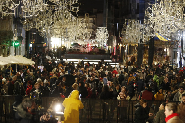 Archivo - Personas en el centro de Vigo, en la Navidad de 2023