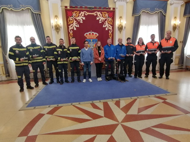 Recepción a los bomberos en el Consistorio.