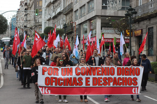 Manifestación de trabajadores y trabajadoras de despachos y oficinas de la provincia de Pontevedra, en demanda de un convenio colectivo digno.