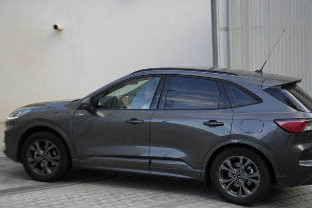 El detenido accede en un coche a la Ciudad de la Justicia de Vigo para comparecer ante el juez, a 15 de noviembre de 2024, en Vigo, Pontevedra, Galicia (España).