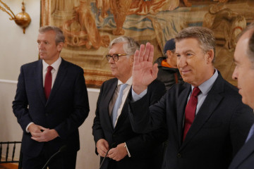 El presidente del PP, Alberto Núñez Feijóo(2d) y el presidente de la CEG, Juan Manuel Vieites Baptista de Sousa(2i), durante un almuerzo-coloquio organizado por la Confederación de Empresarios de 