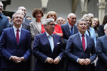 El presidente del PP, Alberto Núñez Feijóo(1d) y el presidente de la CEG, Juan Manuel Vieites Baptista de Sousa(2d), durante un almuerzo-coloquio organizado por la Confederación de Empresarios de 