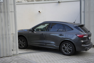 El detenido accede en un coche a la Ciudad de la Justicia de Vigo para comparecer ante el juez, a 15 de noviembre de 2024, en Vigo, Pontevedra, Galicia (España).