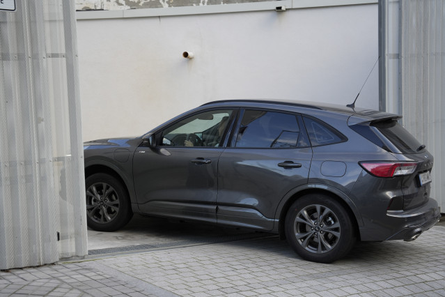 El detenido accede en un coche a la Ciudad de la Justicia de Vigo para comparecer ante el juez, a 15 de noviembre de 2024, en Vigo, Pontevedra, Galicia (España).