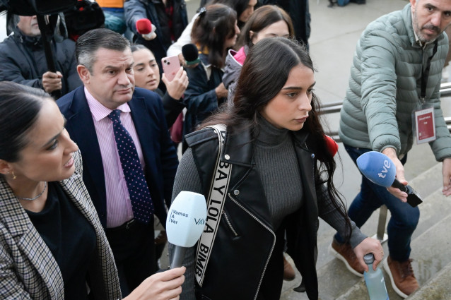 Catherine S.B., acusada por la paliza mortal a Samuel Luiz a su llegada a la Audiencia de A Coruña en una de las jornadas del juicio