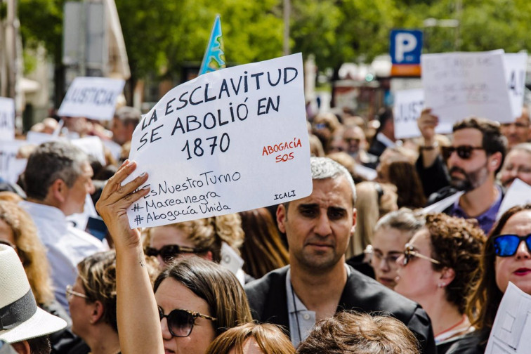 Un juez multa a una abogada del turno de oficio por negarse a prestar asistencia alegando su derecho a la huelga