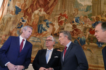 El presidente del PP, Alberto Núñez Feijóo(2d) y el presidente de la CEG, Juan Manuel Vieites Baptista de Sousa(3d), durante un almuerzo-coloquio organizado por la Confederación de Empresarios de 