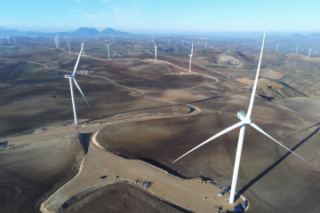 Archivo - Torres eólicas para producir energía renovable en Andalucía.