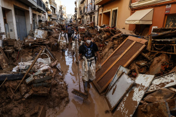 Varios voluntarios continúan la limpieza de las calles de Paiporta, a 6 de noviembre de 2024, en Paiporta, Valencia (Comunidad Valenciana). Nueve días después de que la DANA se saldase con 217 fall