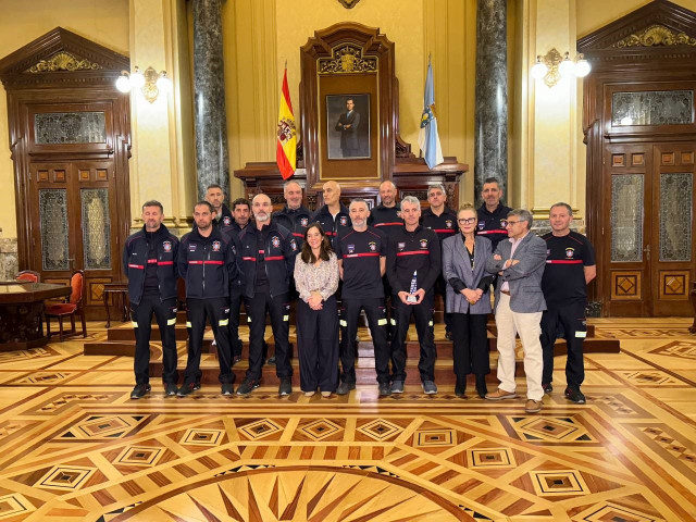 Recepción en el Ayuntamiento de A Coruña a bomberos desplazados a Valencia por la DANA