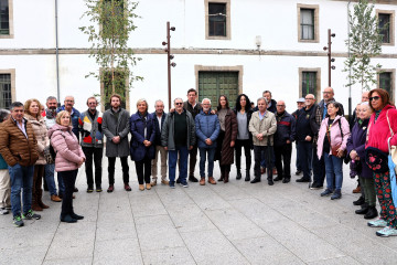 El secretario xeral del PSdeG, José Ramón Gómez Besteiro, junto a la alcaldesa de Lugo, Paula Alvarellos, y la diputada Lara Méndez, además de miembros de la plataforma Mvro de apoyo a la creaci