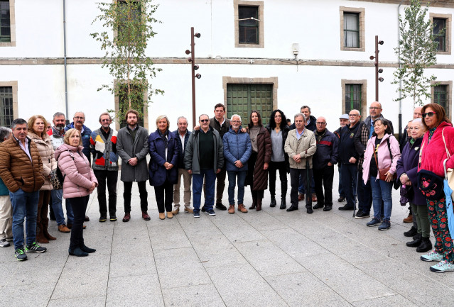 El secretario xeral del PSdeG, José Ramón Gómez Besteiro, junto a la alcaldesa de Lugo, Paula Alvarellos, y la diputada Lara Méndez, además de miembros de la plataforma Mvro de apoyo a la creación del Museo da Romanización de Lugo.