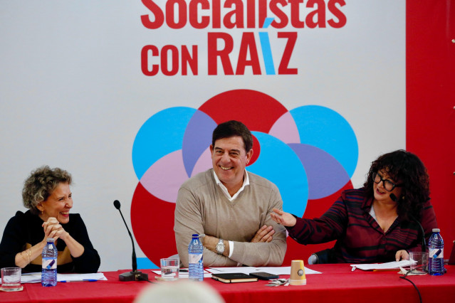 La secretaria de Estado de Igualdad y contra la Violencia de Género, Aina Calvo, junto al secretario xeral del PSdeG, José Ramón Gómez Besteiro, en un acto de los socialistas en Pontevedra.