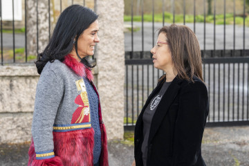 La secretaria xeral del PPdeG, Paula Prado, y la diputada de los populares en el Congreso Ana Vázquez, en una visita en Bande (Ourense).