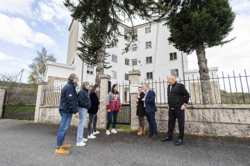 La secretaria general del PPdeG, Paula Prado, junto al presidente del PP de Ourense, Luis Menor, y diputadas populares en una visita en el ayuntamiento ouresano de Bande.