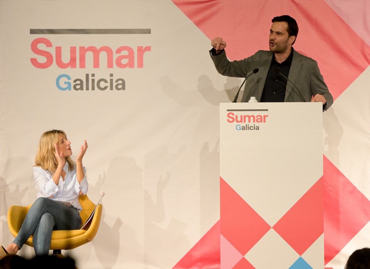 Archivo - La vicepresidenta segunda del Gobierno, Yolanda Díaz, y el portavoz de la comisión promotora de Sumar Galicia, Paulo Carlos López, durante la presentación del proyecto de Sumar Galicia, 