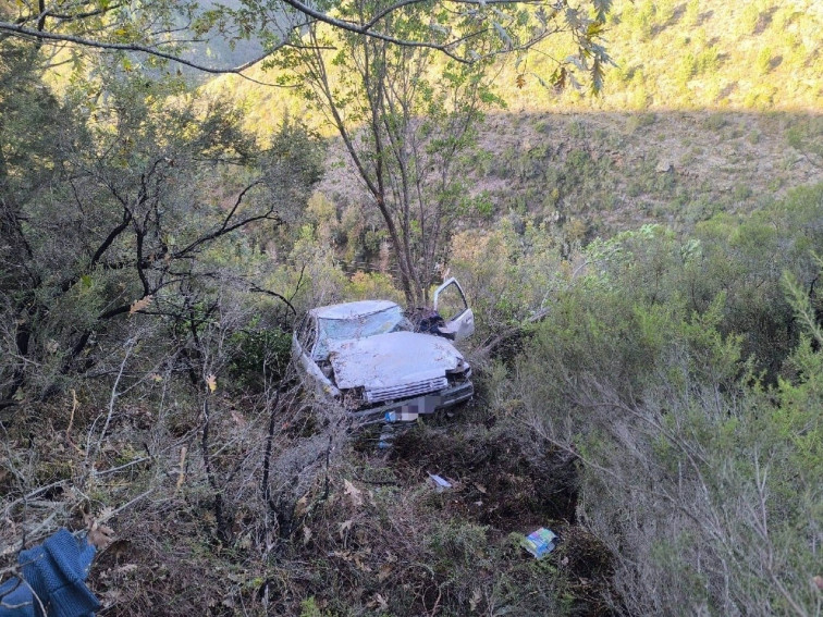 Fallece una persona al caer con su vehículo por un terraplén de 80 metros en Quiroga