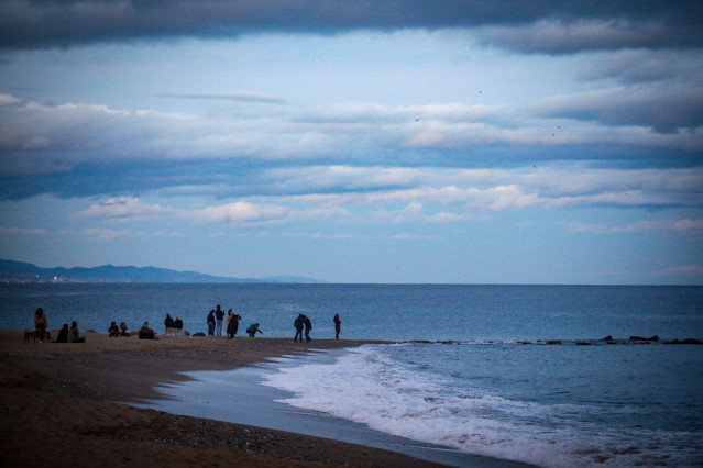 Archivo - La gente pasea en la playa de la Barceloneta, a 16 de enero de 2023, en Barcelona, Cataluña (España). La borrasca Gérard, séptima de la temporada.