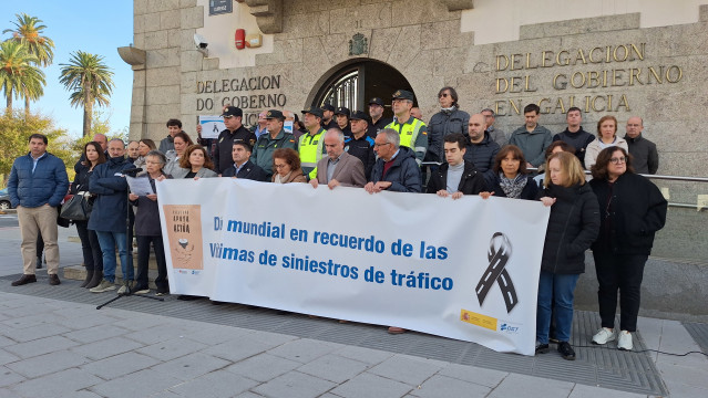 Acto de conmemoración del Día Mundial en recuerdo de las víctimas de accidentes de tráfico, ante la Delegación del Gobierno, en A Coruña.