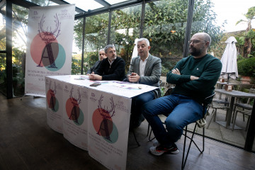 El secretario xeral da Lingua, Valentín García, presenta en rueda de prensa la gala de premios aRi(T)mar Galiza e Portugal.