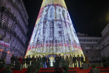 Encendido del alumbrado navideño en Vigo, a 16 de noviembre de 2024, con un mensaje de solidaridad con los afectados por la DANA en Valencia.