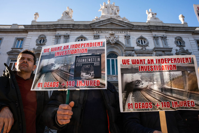 Archivo - Varias personas con carteles en los que piden una investigación independiente durante una manifestación de la Asociación Plataforma de Víctimas Alvia 04155.