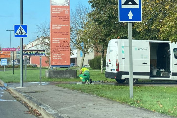 Un operario procede a limpiar las pintadas homófobas registradas en uno de los accesos a Santiago de Compostela.