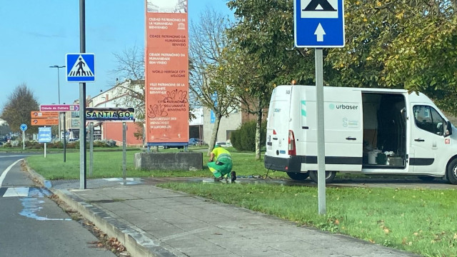 Un operario procede a limpiar las pintadas homófobas registradas en uno de los accesos a Santiago de Compostela.