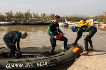 Despliegue de efectivos de la Guardia Civil en búsqueda de desaparecidos en la Albufera de Valencia.