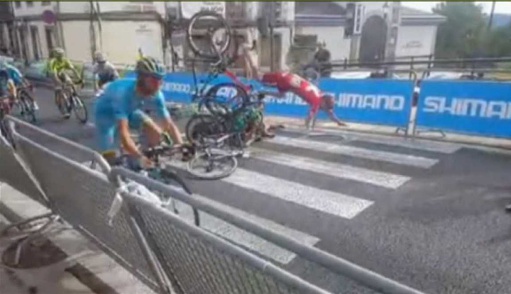 Kruijswijk se estrella contra un bolardo no señalizado en Lugo y abandona la Vuelta