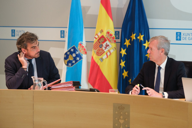 Archivo - Rueda y Diego Calvo, durante la reunión del Consello de la Xunta.