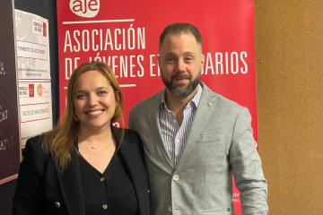 La nueva presidenta de AJE Vigo, Águeda Ubeira, junto al expresidente de la entidad, Iván Suárez.