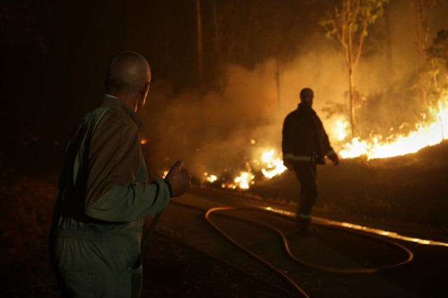 Archivo - Vecinos colaboran en las labores de extinción del incendio de Trabada (Lugo), que arrasó más de 2.300 hectáreas en octubre de 2023.