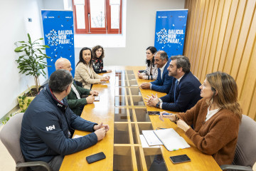 Reunión de los miembros del PPdeG en la Fegamp con la secretaria xeral del partido, Paula Prado, y el conselleiro de Presidencia, Diego Calvo