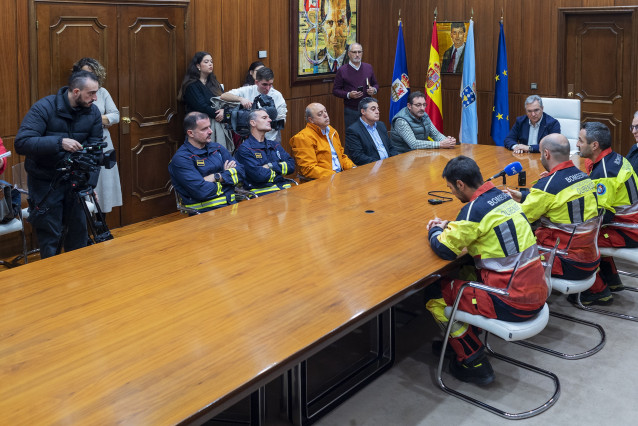 El presidente de la Diputación de Ourense recibe a los bomberos desplazados a Valencia y agradece su 