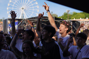 Archivo - Varias personas de público durante el arranque del festival O Son do Camiño en O Monte do Gozo, a 30 de mayo de 2024, en Santiago de Compostela, Galicia (España). Comienza la quinta edici