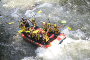 Colonias De Verano De La Aecc. Rafting.