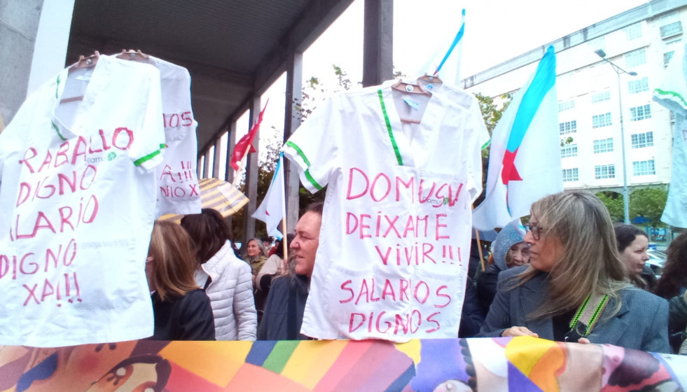 Trabajadoras de la residencia Domvi protestando ante el asilo en una foto de CIG