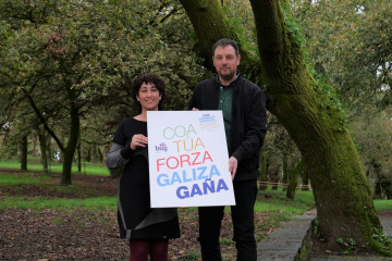 La secretaria nacional de Organización de la formación, Lucía López Sobrado, y el responsable de Comunicación del BNG, Xavier Campos, presentan la asamblea del BNG