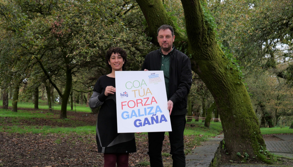 La secretaria nacional de Organización de la formación, Lucía López Sobrado, y el responsable de Comunicación del BNG, Xavier Campos, presentan la asamblea del BNG