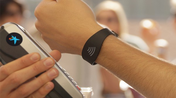 La pulsera 'contactless' de CaixaBank que ya utilizan más de 100.000 clientes