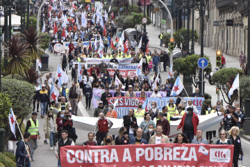 Archivo - El secretario general de CIG, Paulo Carril (4d), sostiene la pancarta de cabecera de la manifestación por el Día Internacional de los Trabajadores, a 1 de mayo de 2022, en Vigo, Pontevedra