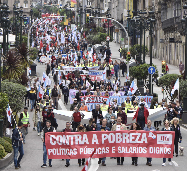 Archivo - El secretario general de CIG, Paulo Carril (4d), sostiene la pancarta de cabecera de la manifestación por el Día Internacional de los Trabajadores, a 1 de mayo de 2022, en Vigo, Pontevedra, Galicia (España).  La Confederación Intersindical Galeg